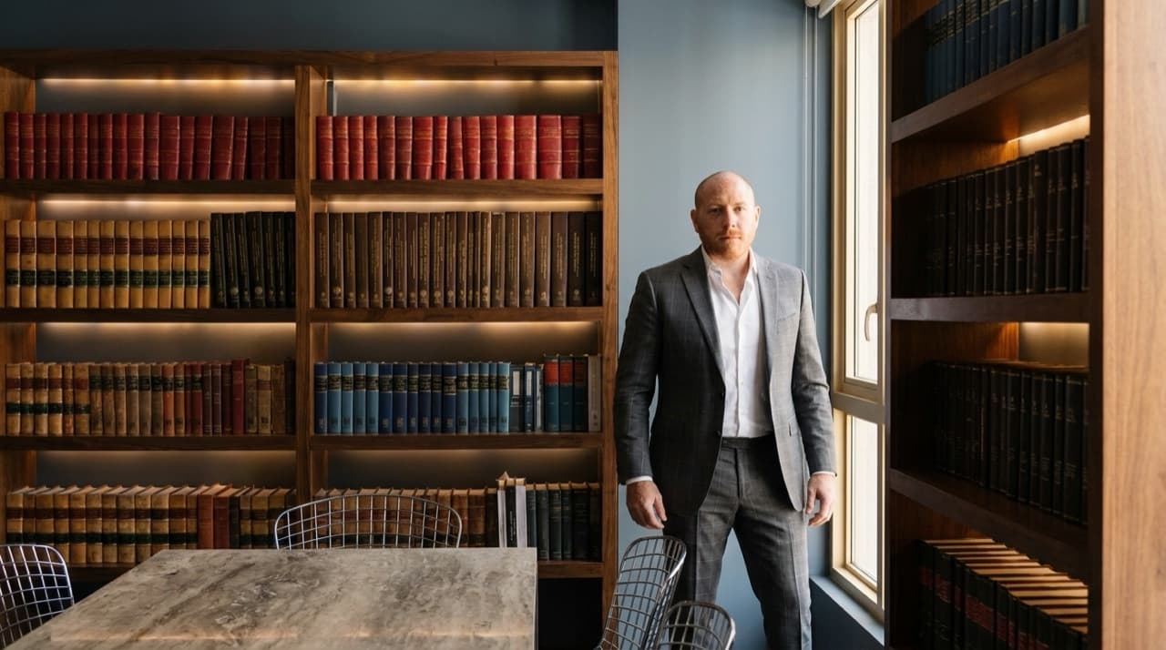 Samuel Bissu en la biblioteca jurídica del despacho junto a la ventana