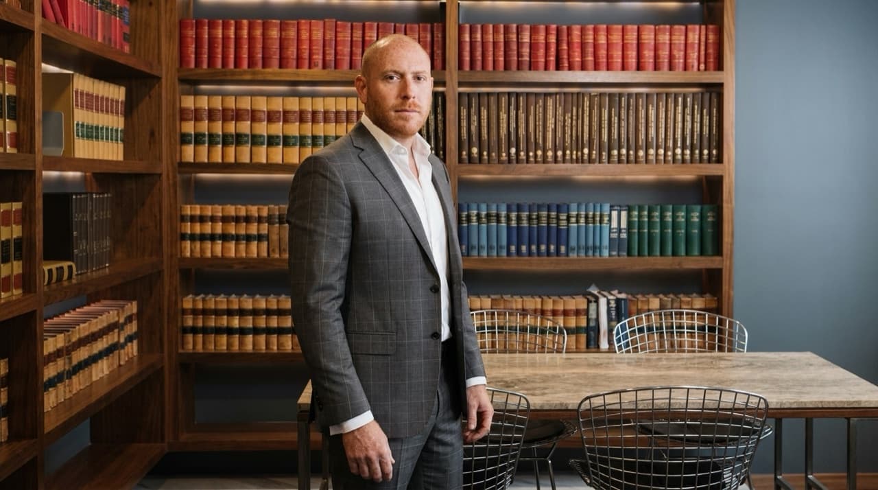 Samuel Bissu, abogado titular de Bissu Abogados, de pie en la biblioteca jurídica del despacho