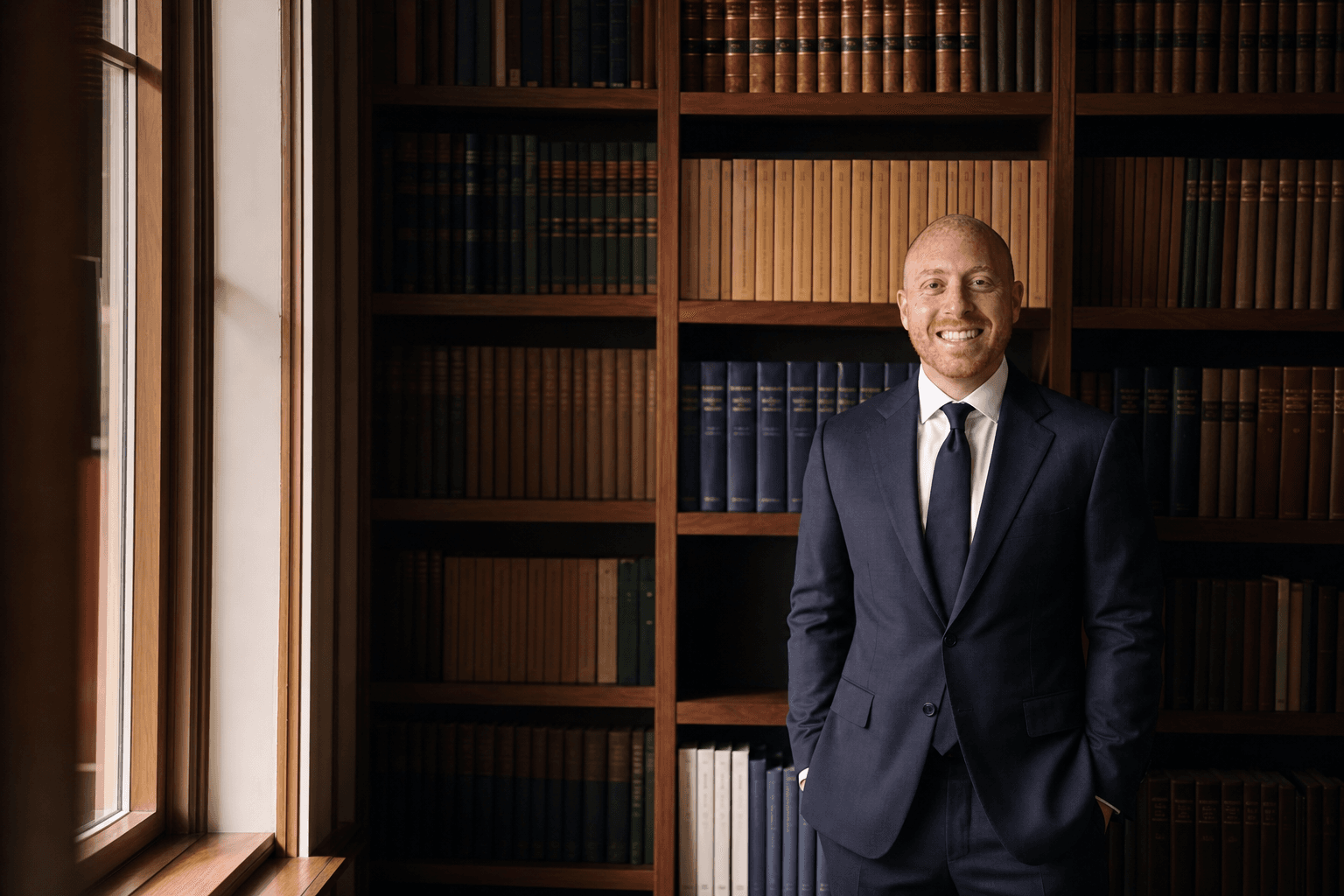Samuel Bissu en la biblioteca juridica del despacho junto a la ventana